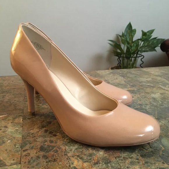 Nine West Nude Faux Leather Round Toe Heels Pumps - Picture 3 of 10